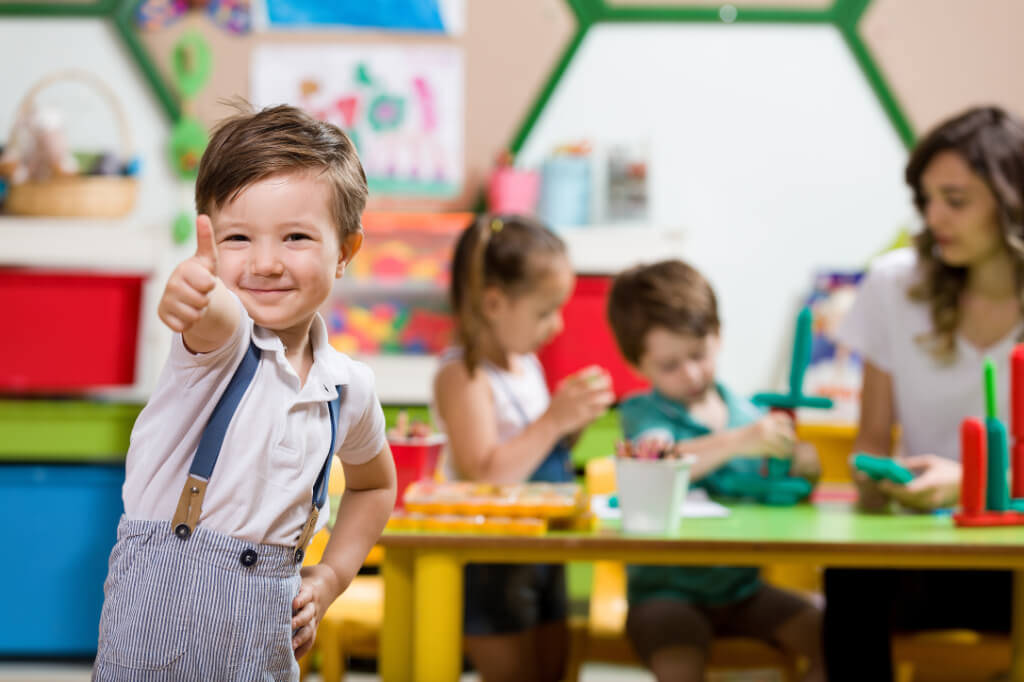 motivertes Kind im Kindergarten